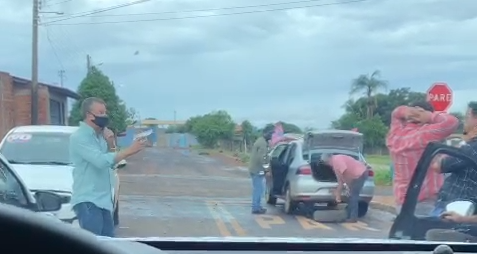 Irmão de candidato a prefeito aponta arma para eleitores em Joviânia