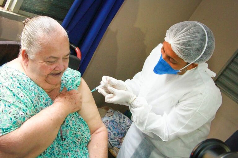 Acima de 85 anos: idosos começam a ser vacinados em Goiânia