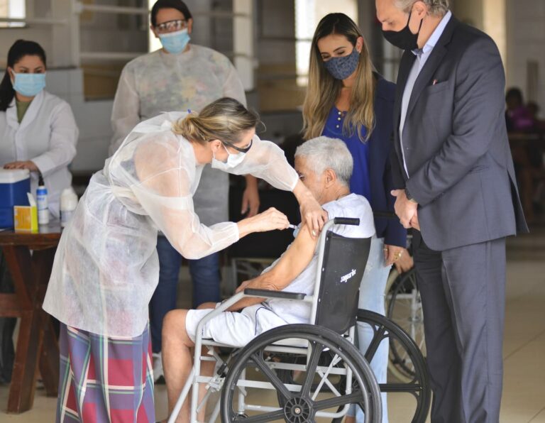 Saúde aplica segunda dose da vacina Coronavac em Goiânia