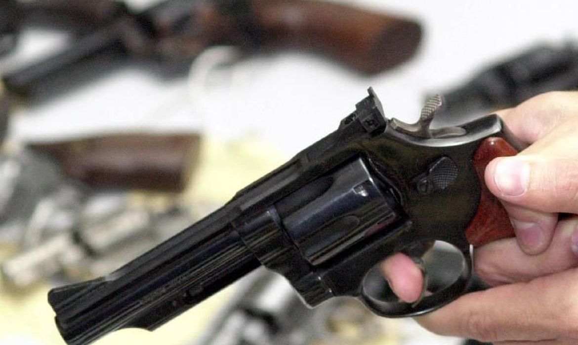 Governo altera decretos para ampliar acesso a armas e munições