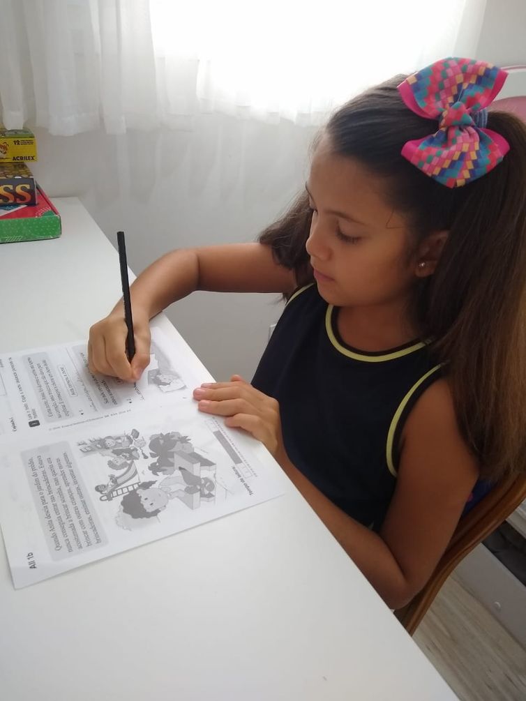 A Isabela estuda em uma escola e está no 4º ano do Ensino Fundamental. 