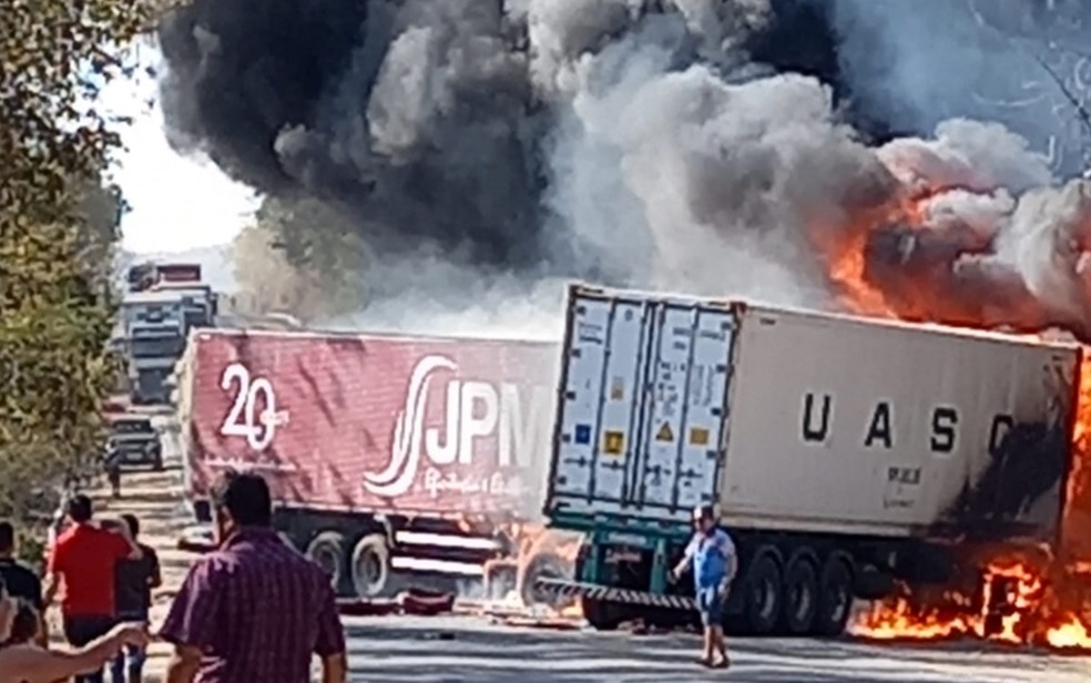 Duas carretas pegam fogo após baterem de frente na BR-153, entre Porangatu e Uruaçu