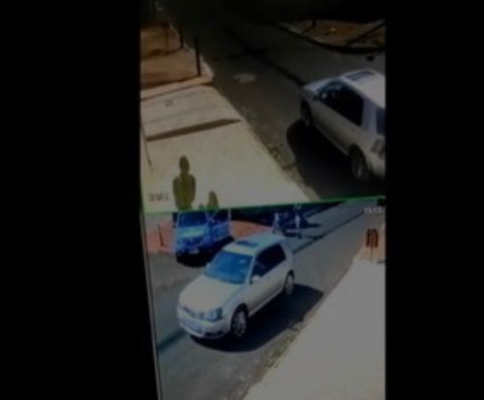 Adolescente é baleado na rua quando voltava da escola após carro furar bloqueio policial e PM atirar contra veículo