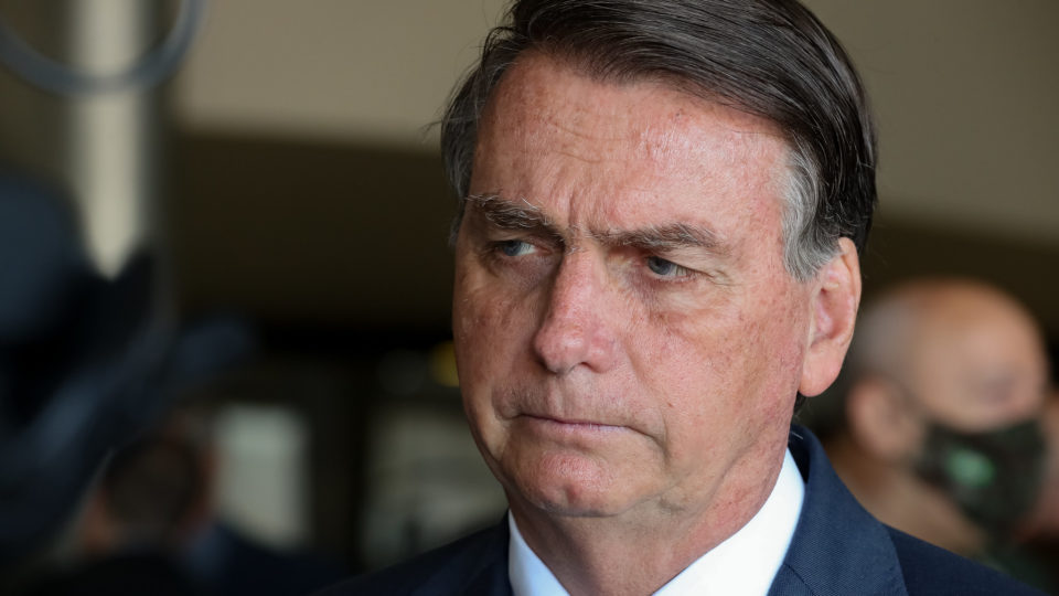 Bolsonaro diz que Barroso e Moraes extrapolam limites constitucionais e que pedirá abertura de processo ao Senado