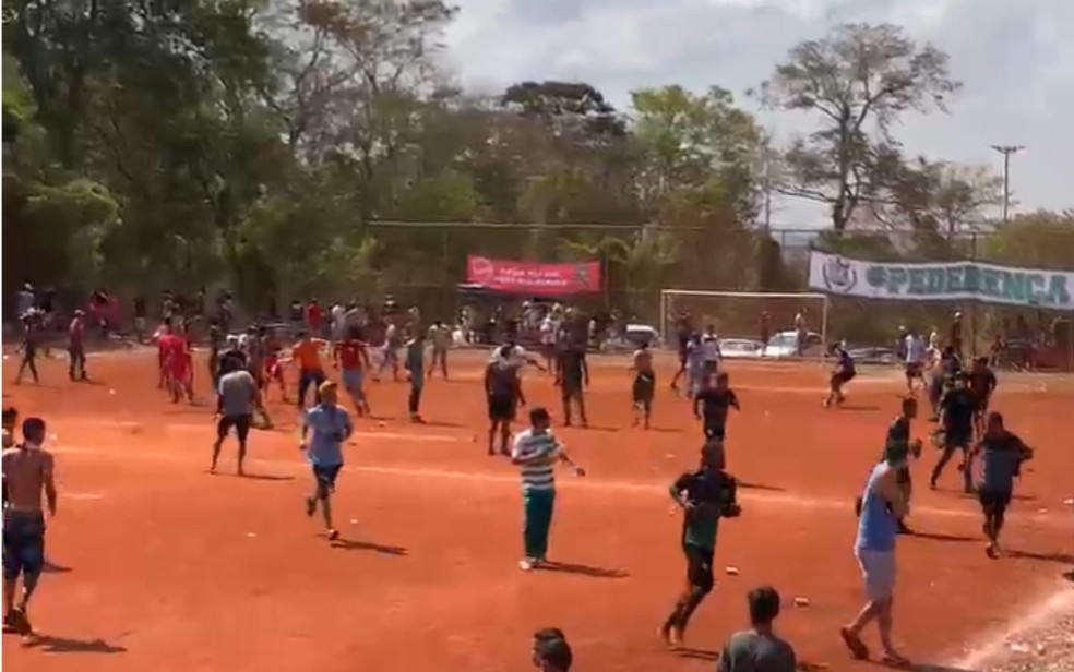 Jogo de futebol amador termina com brigas e até tiros, em Goiânia