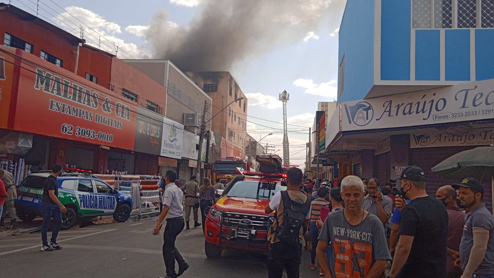 Urgente: incêndio neste momento em prédio no Setor Campinas.