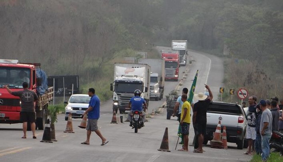 Caminhoneiros encerram bloqueios em rodovias federais goianas nesta quinta (9)