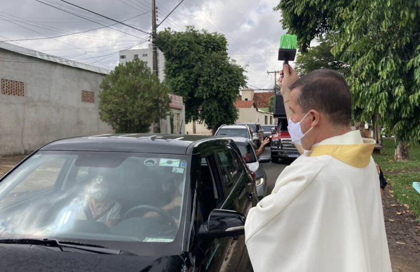 Religiosos fazem “drive-thru” de bênçãos no dia de Nossa Senhora Aparecida, em Goiânia