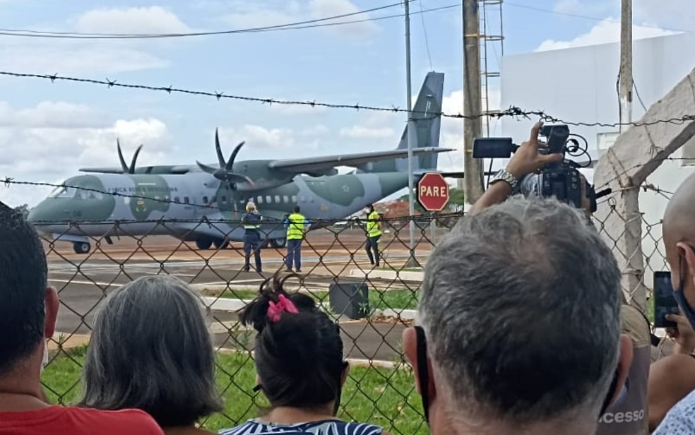 Corpos de família morta em naufrágio no MS chegam a Rio Verde para velório