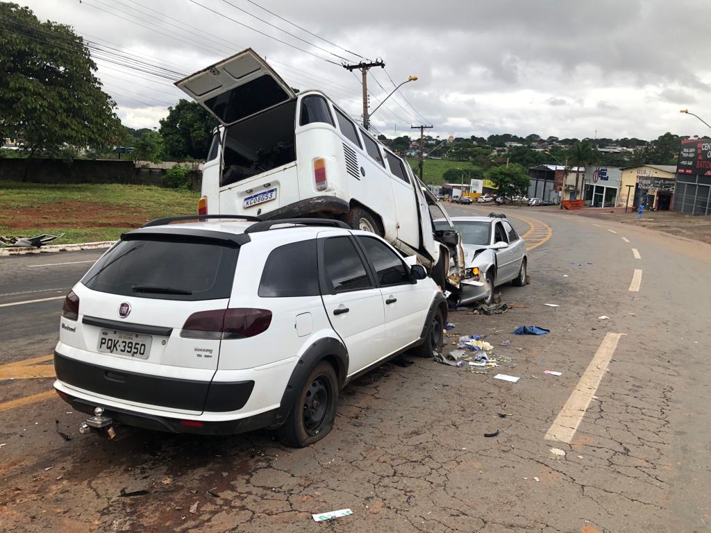 Kombi para em cima de carro após outro motorista invadir pista contrária e bater de frente com ela em Goiânia