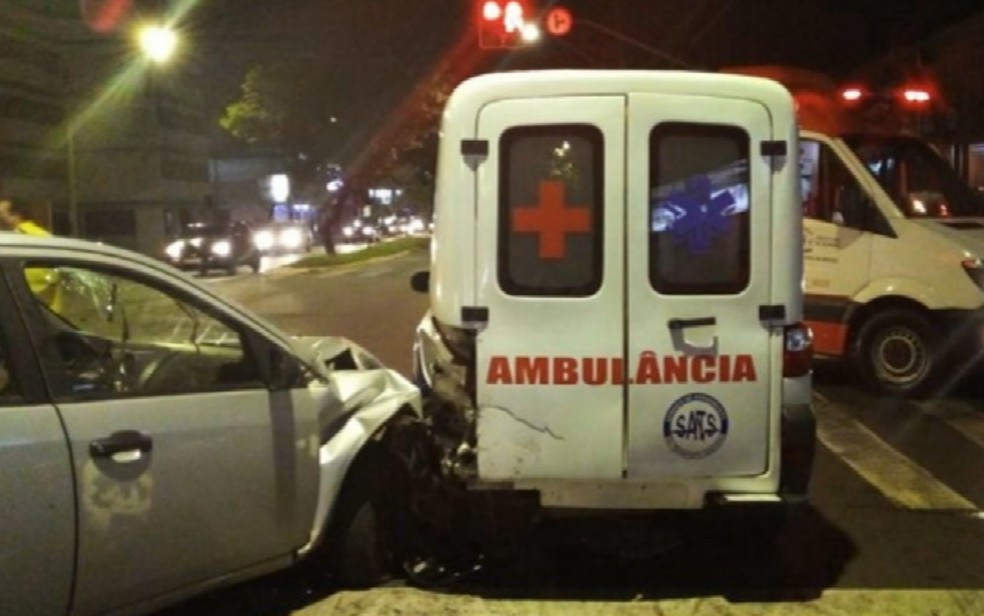 Mãe e filho são arremessados de ambulância em Goiânia