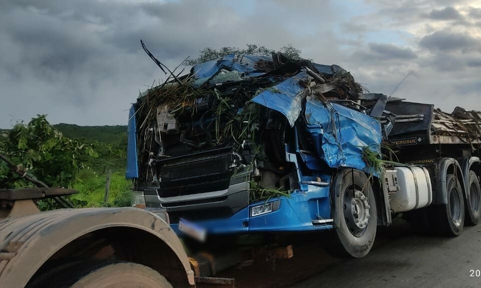 Motorista de 50 anos morre após capotamento na BR-080, em Padre Bernardo