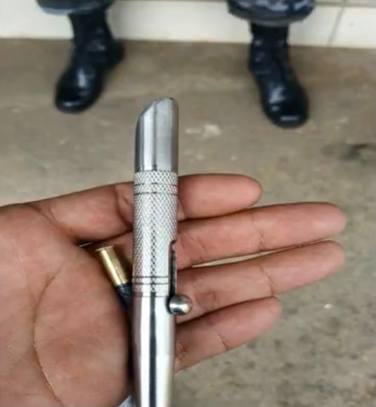 Polícia prende três pessoas e uma arma em formato de caneta em Goiânia