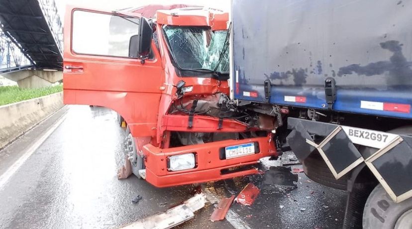 Motorista dorme em volante e bate na traseira de outro caminhão na BR 153