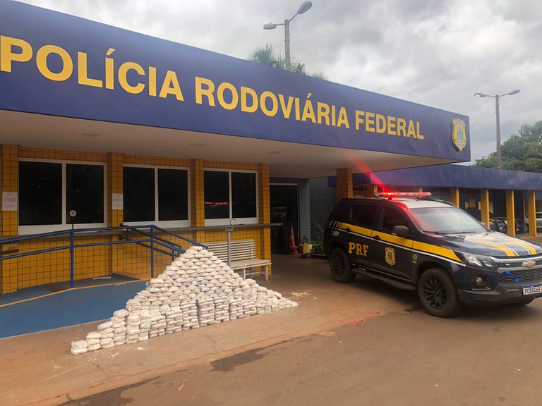 PRF apreende carregamento milionário de cocaína e prende pai e filho em Jataí