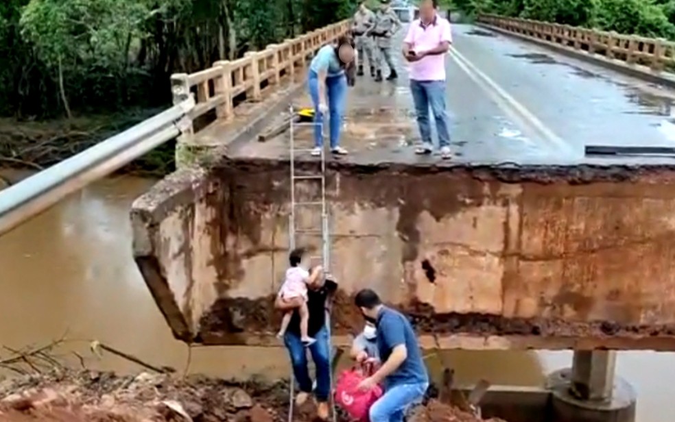 Moradores se arriscam usando escada para passar por ponte sem cabeceira na GO-241 em Formoso