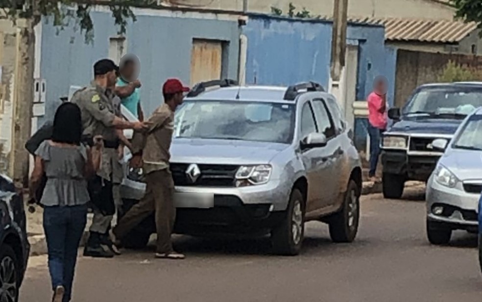 Após seis dias de fuga, homem que matou esposa grávida, enteada e fazendeiro se entrega a Polícia