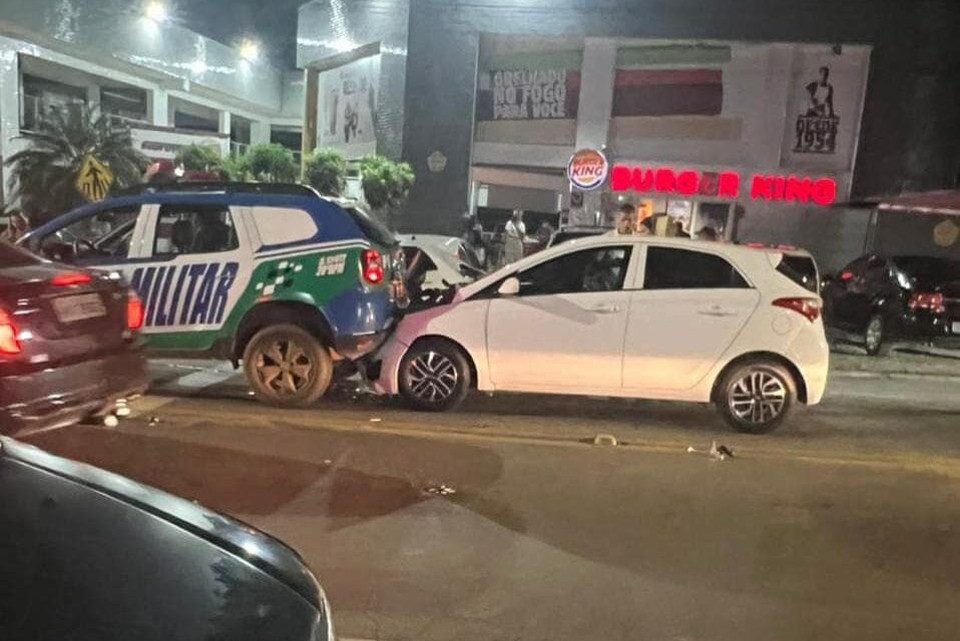 Motorista sem CNH atinge traseira de viatura da Polícia Militar em Anápolis