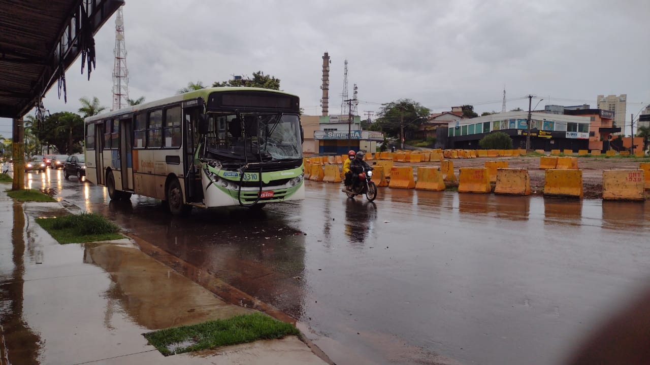 Ônibus colide na traseira de um caminhão em Goiânia