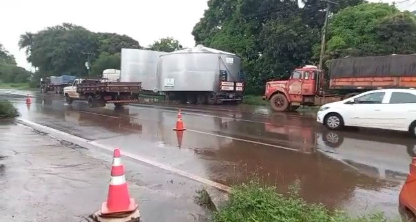 PRF flagra caminhões sem condições de segurança circulando na BR-060