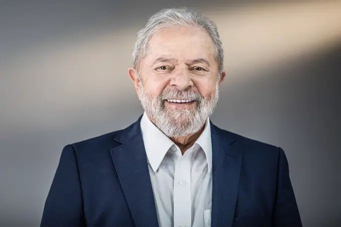 Lula vai a 42% e empata com a soma dos adversários