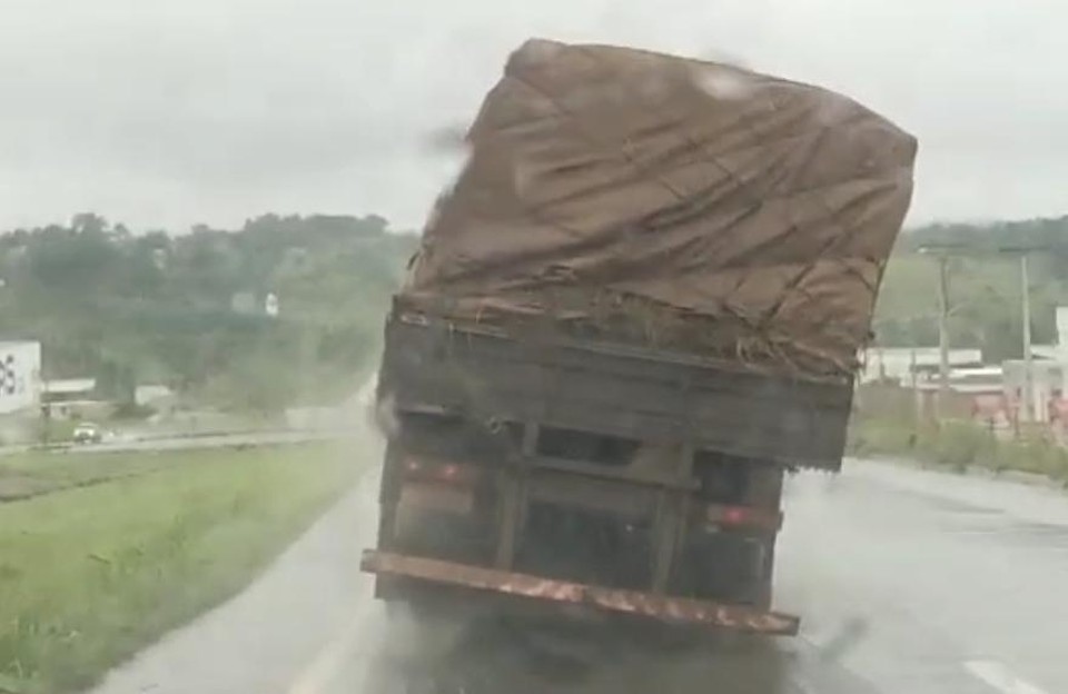 Caminhão é apreendido após carga apresentar risco de tombamento em Aparecida