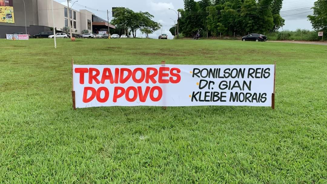 População espalha faixas protestando contra vereadores de Goiânia