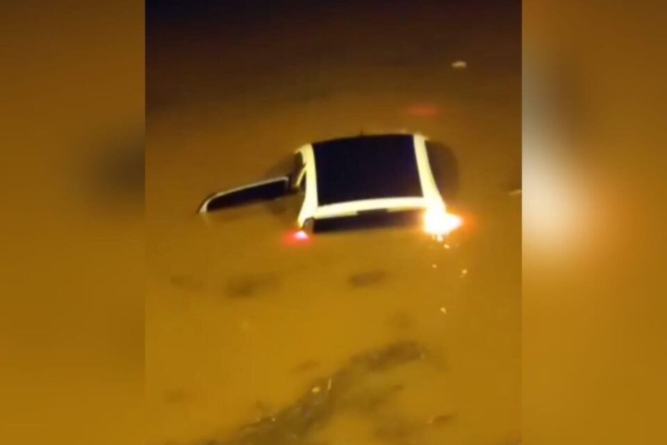 Carros ficam submersos após alagamento na GO-070, em Goianira