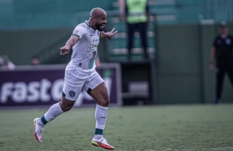 De virada e com chuva, Goiás vence o Grêmio Anápolis no estádio da Serrinha