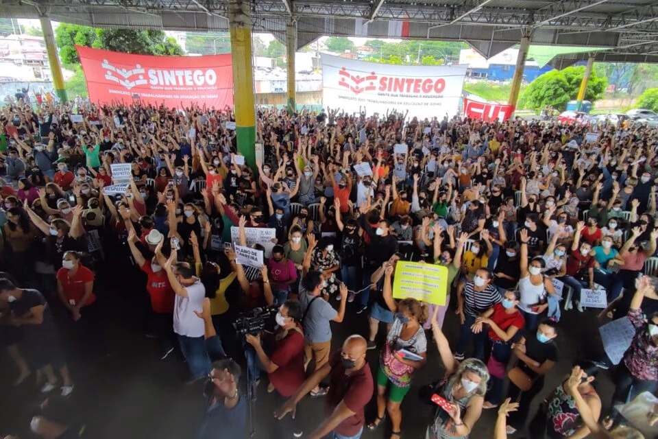 Servidores da Educação decretam greve em Goiânia