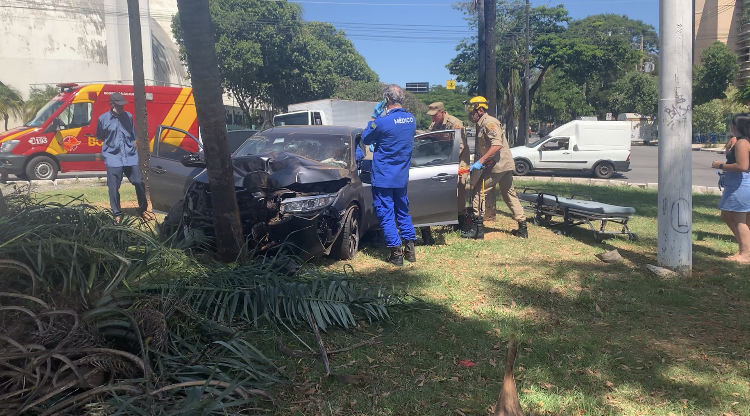 Carro atinge palmeira na praça universitária em Goiânia