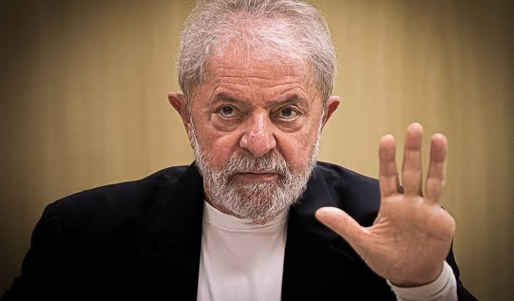 Bolsonaro é mentiroso e não acredita em Deus, diz Lula