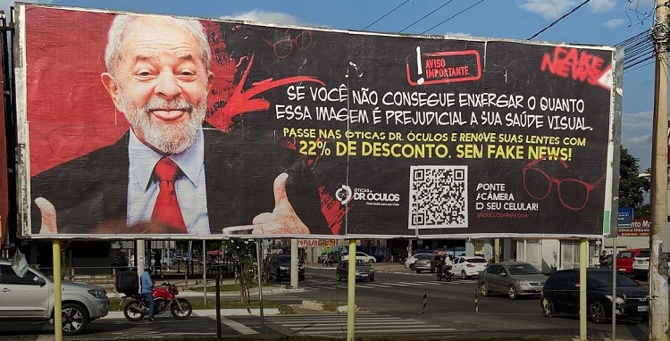 Ótica faz propaganda em outdoor com imagem do ex-presidente Lula