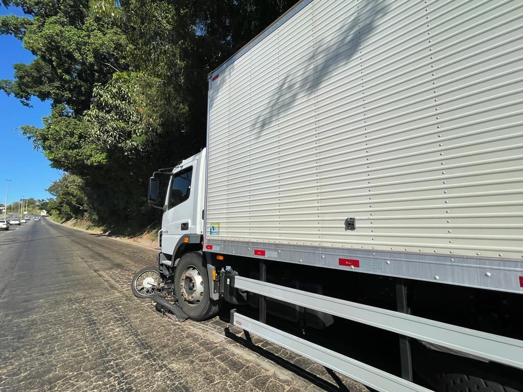 Motociclista morre em acidente com caminhão na BR-153, em Goiânia