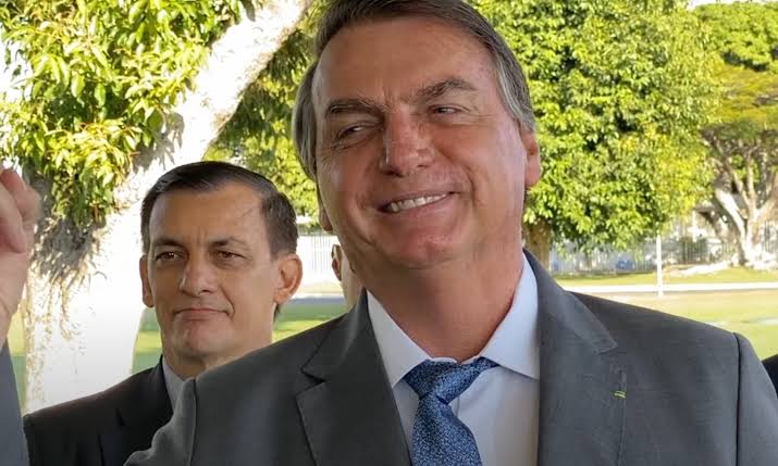 “Tem que ter pena do cara que levanta a faixa do AI-5”, diz Bolsonaro