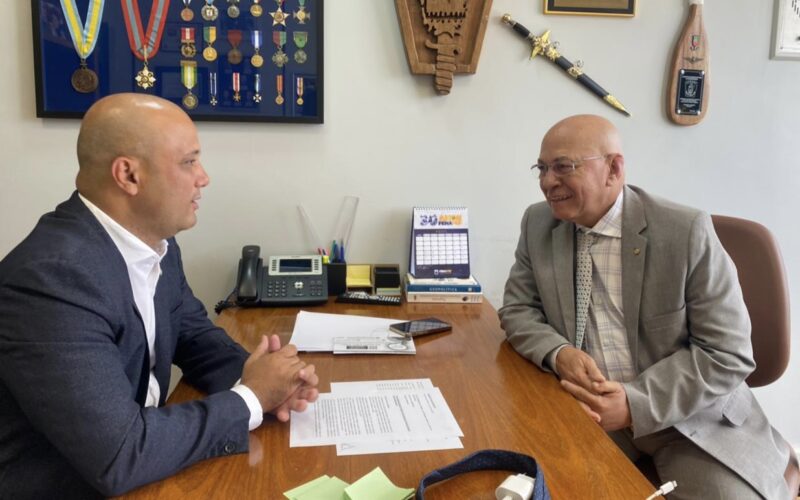 Major Vitor Hugo se reúne com Professor Alcides, em Brasília