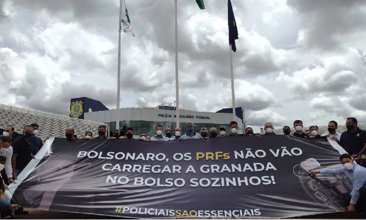 Agentes da PRF cobram promessa de campanha feita por Jair Bolsonaro