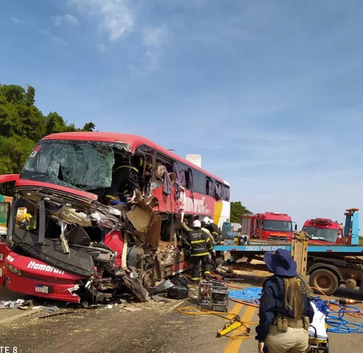 Grave acidente ocorre entre ônibus e carreta e deixa 11 mortos