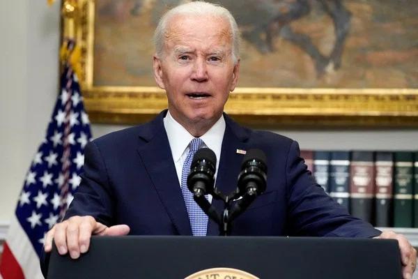 Biden assina lei que restringe compra de armas