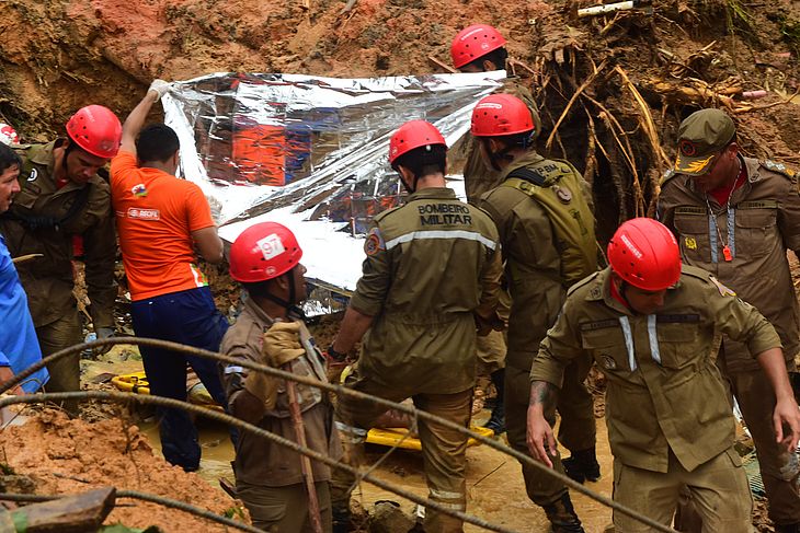 Sobe para 126 o número de mortes após chuvas em Pernambuco