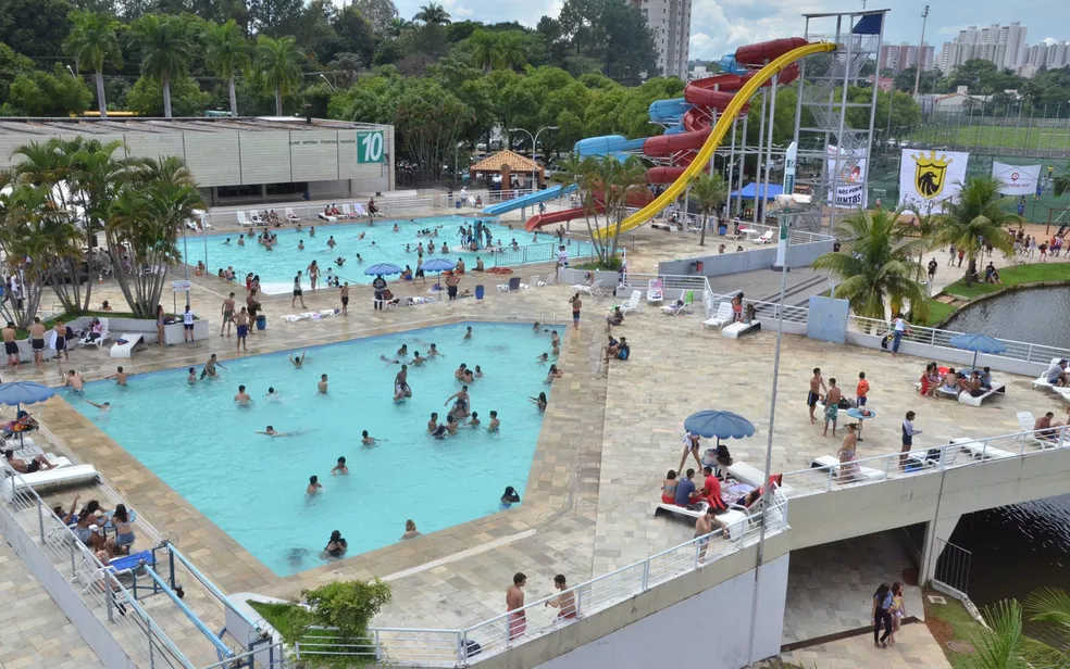 Jovem morre após pular de trampolim em piscina de clube em Goiânia