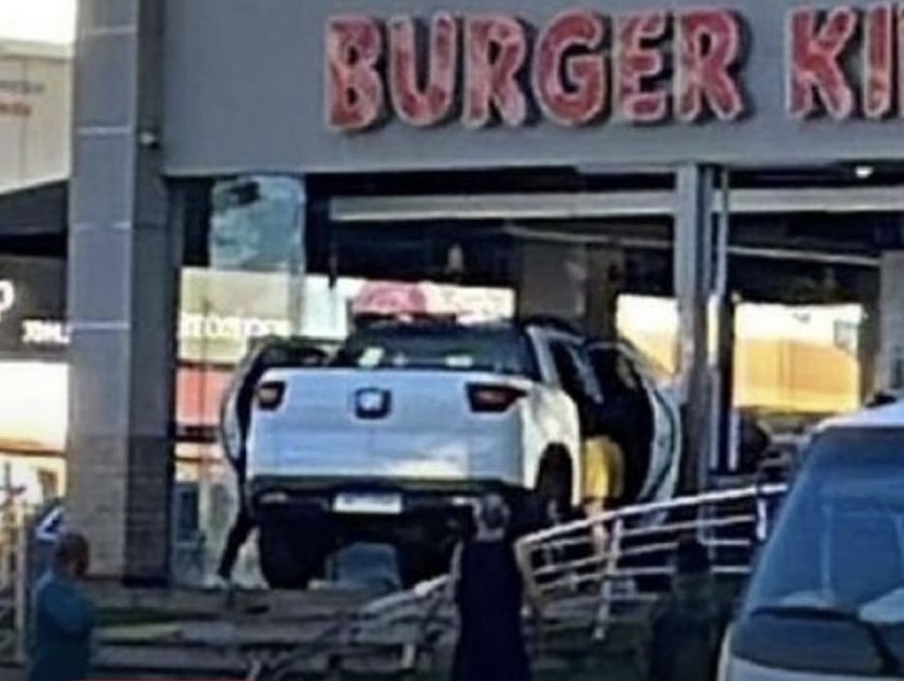 Motorista Que Testava Carro  Novo Invade Entrada de Lanchonete, Em Brasília