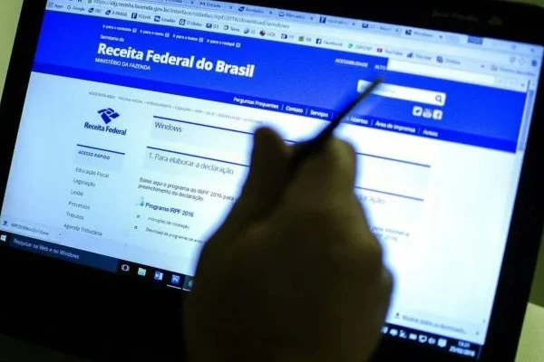 Trabalhador que ganha 1,5 salário mínimo poderá pagar IRPF em 2023