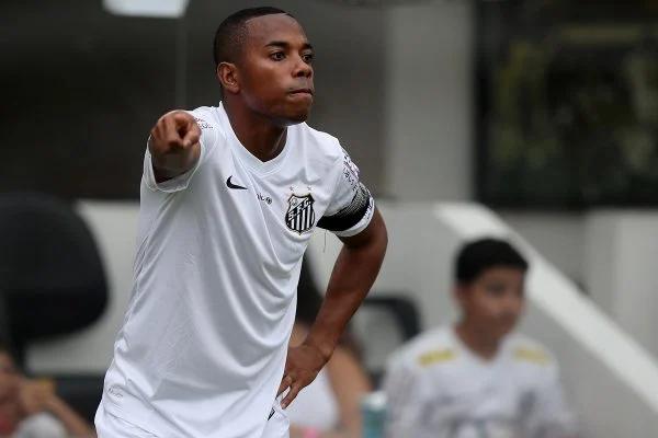 Condenado por estupro, Robinho se aposenta: “Me deixem em paz”