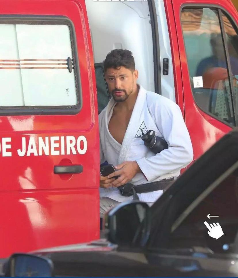 Cauã Reymond sofre acidente de carro e recebe atendimento dos bombeiros