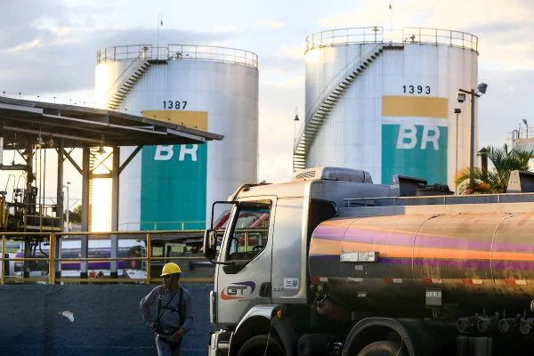 Petrobras anuncia redução de R$ 0,20 no preço do diesel