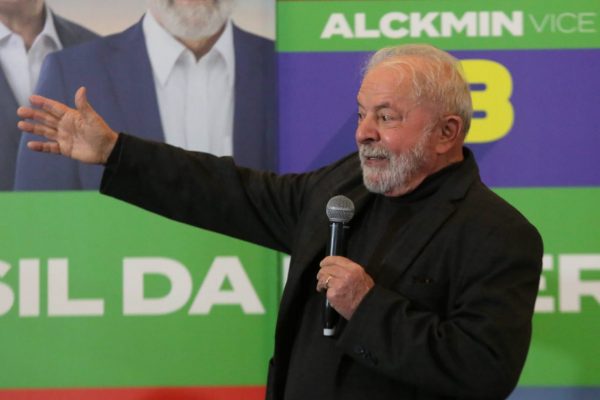 Lula diz que já andou armado, mas tirava as balas por medo