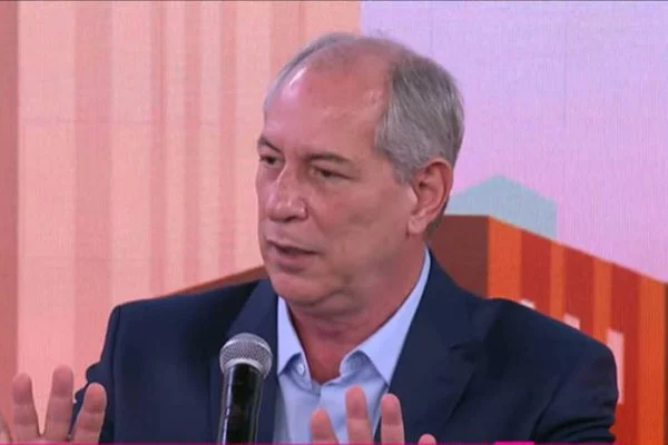 Ciro diz que Bolsonaro “abandonou chance de ouro de mudar o Brasil”