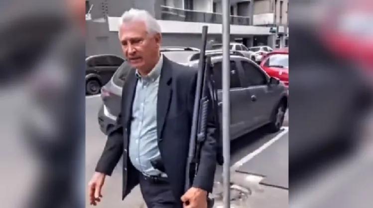 Idoso armado sugere que Bolsonaro deve dar “golpe” de Estado