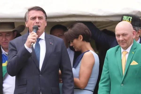 Bolsonaro puxa coro de “imbrochável” após beijo em Michelle